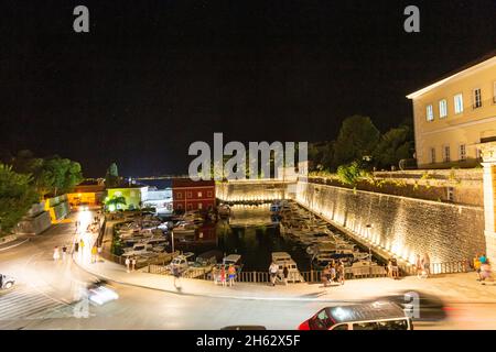 porta di terra - l'ingresso principale della città di notte, costruito da un architetto veneziano michele sanmicheli nel 1543, zara, croazia Foto Stock