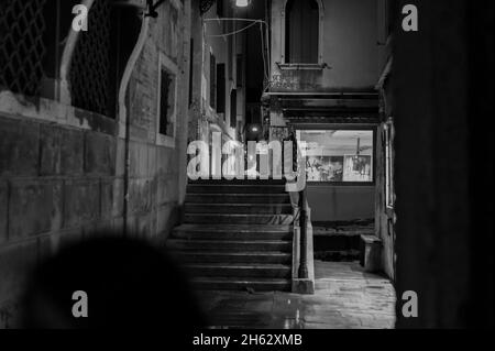 una passeggiata notturna attraverso venezia, italia Foto Stock