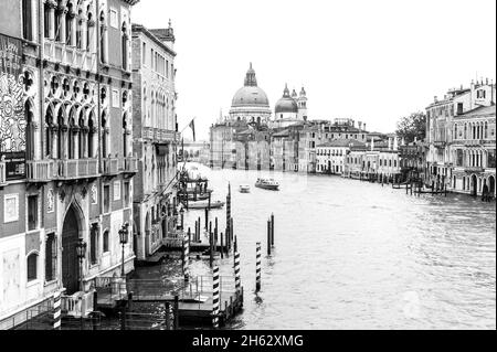 vista mozzafiato dello skyline di venezia con il grande canale e la basilica di santa maria della salute in lontananza durante una giornata di pioggia Foto Stock