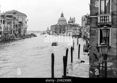 vista mozzafiato dello skyline di venezia con il grande canale e la basilica di santa maria della salute in lontananza durante una giornata di pioggia Foto Stock