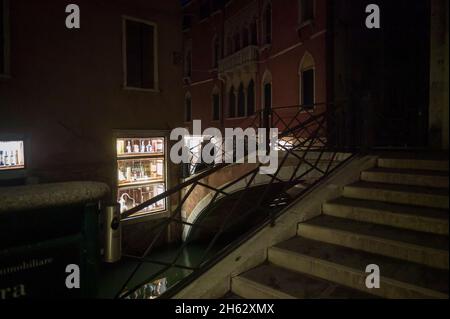 una passeggiata notturna attraverso venezia, italia Foto Stock