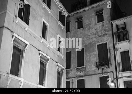 una passeggiata notturna attraverso venezia, italia Foto Stock