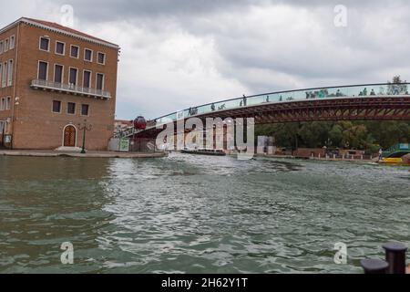 un viaggio lungo il grande canale di venezia in un taxi d'acqua, il cosiddetto 'vaporetto' è un mezzo di trasporto pubblico principale e opera 24 ore al giorno. venezia, italia Foto Stock