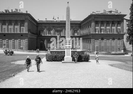 il parco dei giardini di boboli (giardino di boboli), la fontana di nettuno e una vista distante sul palazzo pitti, in inglese a volte chiamato palazzo pitti, a firenze, in italia. attrazione turistica e destinazione popolare. Foto Stock