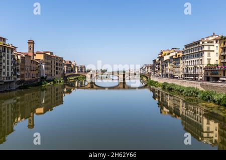 firenze,italia,vista al tramonto da ponte veccio sul fiume arno e ponte santa trinita,un ponte rinascimentale,il più antico ponte ellittico d'europa. Foto Stock