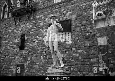 loggia dei lanzi, detta anche loggia della signoria, è un edificio all'angolo di piazza della signoria a firenze, adiacente alla galleria degli uffizi, composto da ampi archi aperti alla strada. Foto Stock