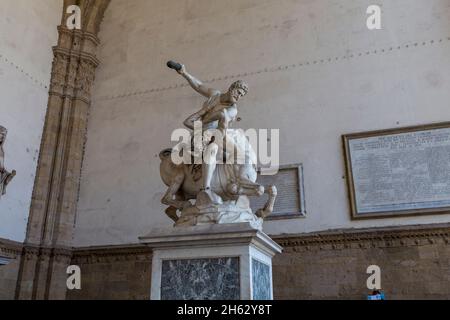 loggia dei lanzi, detta anche loggia della signoria, è un edificio all'angolo di piazza della signoria a firenze, adiacente alla galleria degli uffizi, composto da ampi archi aperti alla strada. Foto Stock