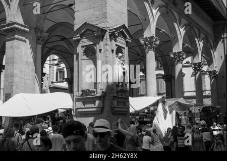 loggia dei lanzi, detta anche loggia della signoria, è un edificio all'angolo di piazza della signoria a firenze, adiacente alla galleria degli uffizi, composto da ampi archi aperti alla strada. Foto Stock