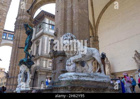 loggia dei lanzi, detta anche loggia della signoria, è un edificio all'angolo di piazza della signoria a firenze, adiacente alla galleria degli uffizi, composto da ampi archi aperti alla strada. Foto Stock