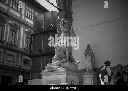 loggia dei lanzi, detta anche loggia della signoria, è un edificio all'angolo di piazza della signoria a firenze, adiacente alla galleria degli uffizi, composto da ampi archi aperti alla strada. Foto Stock