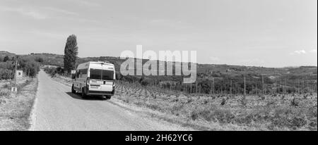 campervan nella splendida campagna vicino siena, italia Foto Stock