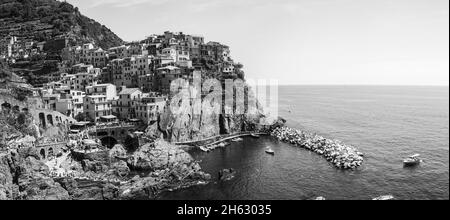 bellissima vista sulla città di manarola, uno dei cinque famosi e colorati villaggi del parco nazionale delle cinque terre in italia, sospeso tra mare e terra su scogliere a strapiombo. liguria regione d'italia. Foto Stock