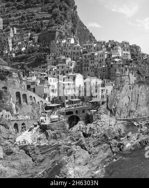 bellissima vista sulla città di manarola, uno dei cinque famosi e colorati villaggi del parco nazionale delle cinque terre in italia, sospeso tra mare e terra su scogliere a strapiombo. liguria regione d'italia. Foto Stock