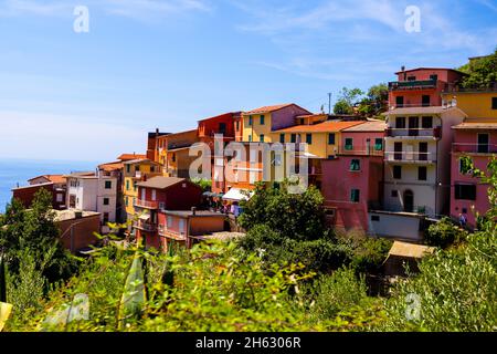 bellissima vista sulla città di manarola, uno dei cinque famosi e colorati villaggi del parco nazionale delle cinque terre in italia, sospeso tra mare e terra su scogliere a strapiombo. liguria regione d'italia. Foto Stock