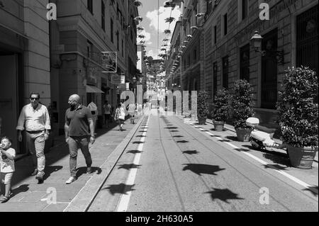 via roma via genova, italia, decorato con ombrelloni colorati in cima Foto Stock