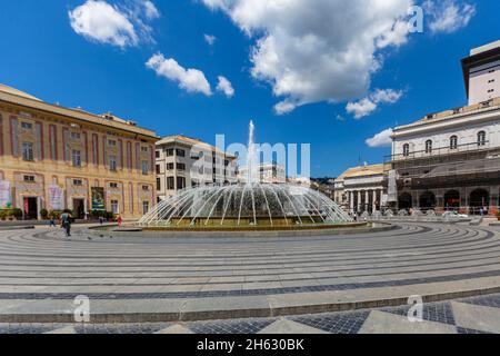 fontana in piazza de ferrari o piazza ferrari, la piazza principale della città di genova in liguria in italia Foto Stock