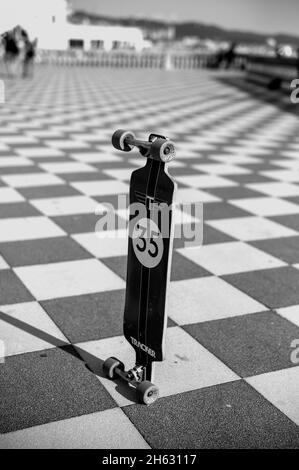 uno skateboard sulla terrazza mascagni a livorno, italia, è un ampio belvedere sinuoso verso il mare con una superficie di pavimentazione di 8700 mq a scacchiera e 4,100 balaustre Foto Stock