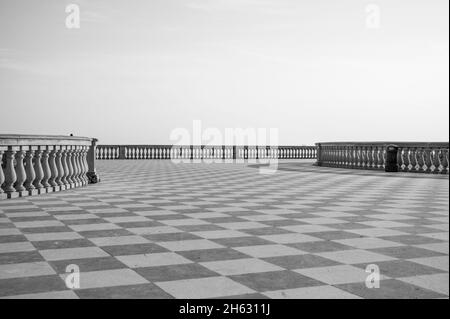 terrazza mascagni a livorno, un ampio belvedere sinuoso verso il mare con una superficie di 8.700 mq a scacchiera e 4.100 balaustre Foto Stock