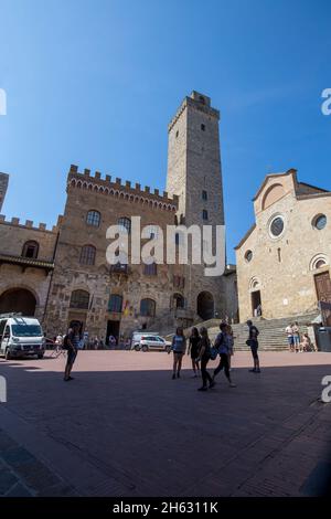 vista pittoresca della famosa piazza del duomo di san gimignano, toscana, italia Foto Stock