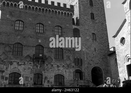 vista pittoresca della famosa piazza del duomo di san gimignano, toscana, italia Foto Stock