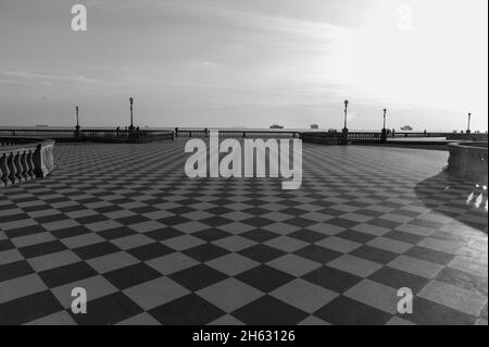 terrazza mascagni a livorno, un ampio belvedere sinuoso verso il mare con una superficie di 8.700 mq a scacchiera e 4.100 balaustre Foto Stock