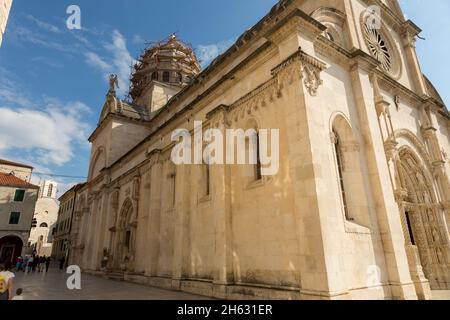 centro storico di sibenik vicino alla cattedrale di san giacomo a sibenik, sito patrimonio dell'umanità dell'unesco in croazia - luogo di ripresa per il gioco dei troni (banca di ferro) Foto Stock