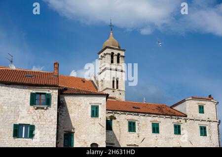 centro storico di sibenik vicino alla cattedrale di san giacomo a sibenik, sito patrimonio dell'umanità dell'unesco in croazia - luogo di ripresa per il gioco dei troni (banca di ferro) Foto Stock