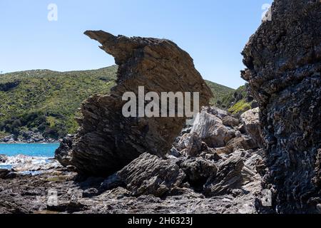 molto strano guardando rocce sulla spiaggia da qualche parte in grecia Foto Stock