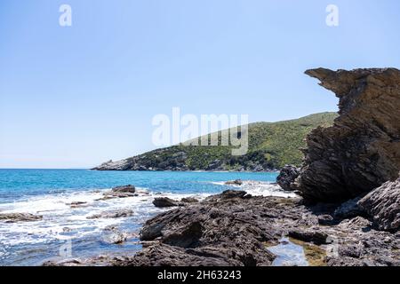 molto strano guardando rocce sulla spiaggia da qualche parte in grecia Foto Stock