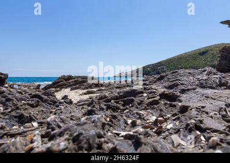 molto strano guardando rocce sulla spiaggia da qualche parte in grecia Foto Stock
