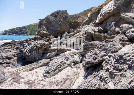 molto strano guardando rocce sulla spiaggia da qualche parte in grecia Foto Stock