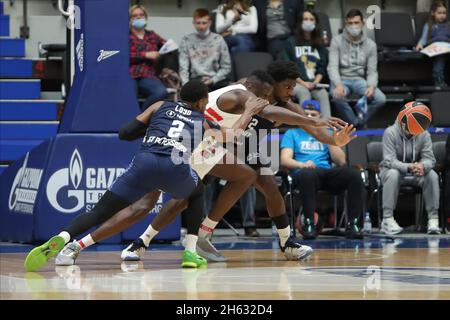 San Pietroburgo, Russia. 12 novembre 2021. SAN PIETROBURGO, RUSSIA - NOVEMBRE 12: Jordan Loyd of BC Zenit, Moustapha Fall of BC Olympiacos and Alex Poythress of BC Zenit durante la partita dell'Eurolega Turkish Airlines tra BC Zenit e BC Olympiacos alla Sibur Arena il 12 novembre 2021 a San Pietroburgo, Russia (Foto di Anatolij Medved/Orange Pictures) credito: Orange Pics BV/Alamy Live News Foto Stock