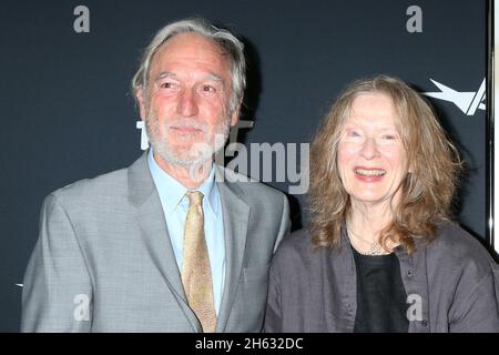 Los Angeles, California. 11 Nov 2021. Jan Munroe, Frances Conroy agli arrivi per IL POTERE DEL CANE Premiere al 2021 AFI FEST, TCL Chinese Theatre, Los Angeles, CA 11 novembre 2021. Credit: Priscilla Grant/Everett Collection/Alamy Live News Foto Stock