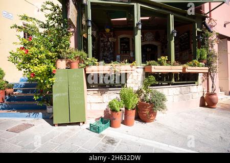 visitare l'antica e affascinante città di rethymno. creta isola, grecia. un bellissimo villaggio sul mediterraneo con edifici storici e un bel porto Foto Stock