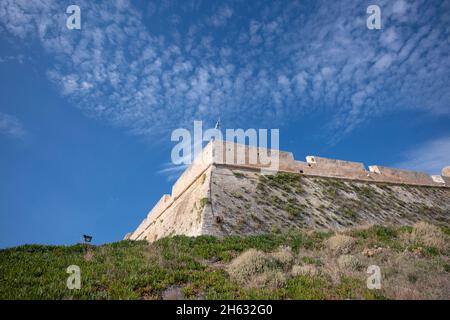 castello veneziano di fortezza costruito su una collina chiamata paleokastro dal mare nel cuore della pittoresca città di rethymno, isola di creta, grecia Foto Stock