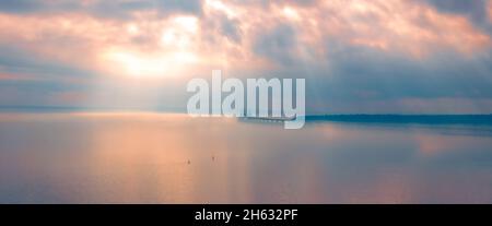 Panorama del ponte di Crimea al mattino all'alba in mare a Kerch. Viaggi e turismo. Foto Stock