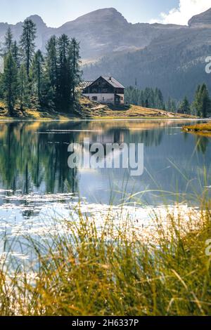 rifugio croda da lago vicino al lago federa,dolomiti,patrimonio dell'umanità dell'unesco,cortina d'ampezzo,belluno,veneto,italia Foto Stock