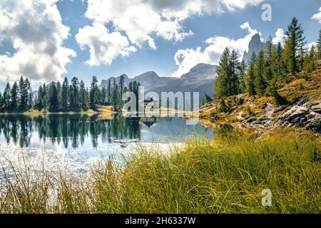 rifugio croda da lago vicino al lago federa,dolomiti,patrimonio dell'umanità dell'unesco,cortina d'ampezzo,belluno,veneto,italia Foto Stock