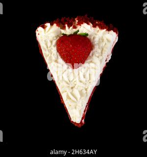 Un pezzo di torta con fragole, vista dall'alto su sfondo nero Foto Stock