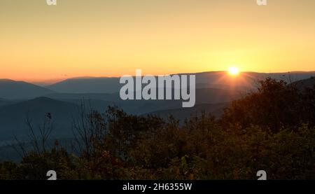 Alba con le razze che si estendono su una montagna nella foresta nazionale di Ouachita, con foschia sulle valli tra le montagne Foto Stock