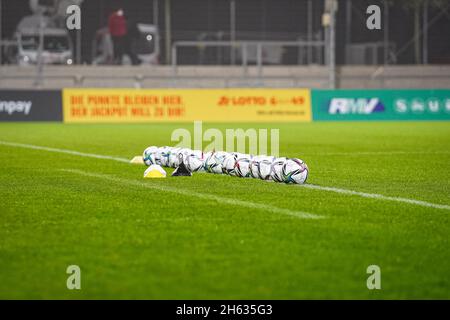 Francoforte, Germania. 12 novembre 2021. Francoforte, Germania, 12 novembre Balls prima dell'allarme flyeralarm Frauen-Bundesliga 2021/2022 partita tra Eintracht Francoforte e Carl Zeiss Jena allo Stadio di Brentanobad, Francoforte sul meno, Germania. Norina Toenges/Sports Press Phot Credit: SPP Sport Press Photo. /Alamy Live News Foto Stock