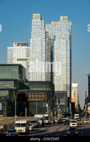 Traffico sulla 11th Avenue di fronte al Jacob K. Javits Convention Center, 2021, NYC, USA Foto Stock