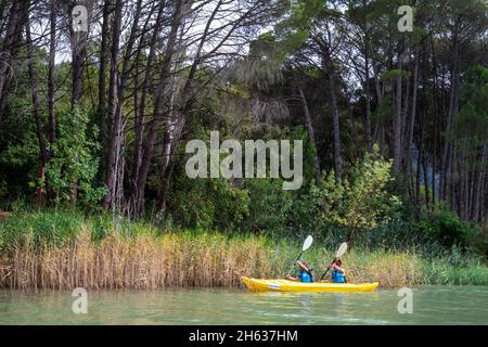 Kayak nel lago Terradets Reservoir a Lleida Pallars Jussà Catalan Pyrenees, Spagna Foto Stock