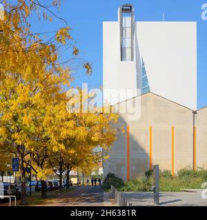 Colori autunnali tra le foglie degli alberi di fronte alla torre Prada, Milano, Italia Foto Stock