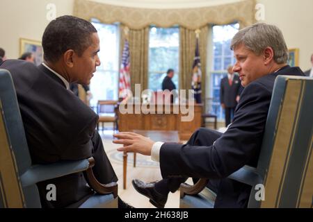 Il presidente Barack Obama e il primo ministro canadese Stephen Harper parlano all'Ufficio ovale, 16 settembre 2009. Foto Stock