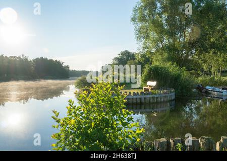 peenetal fiume paesaggio parco naturale, stolpe acqua trekking riposo, nebbia sopra il peene, umore del mattino Foto Stock