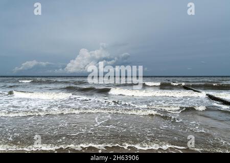 meclemburgo-pomerania occidentale, parco naturale dell'isola di usedom, spiaggia del mar baltico, onde, tempesta di tuore che si avvicina Foto Stock