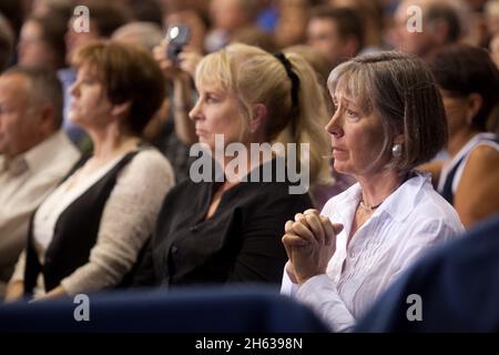 I membri del pubblico ascoltano mentre il presidente Barack Obama si rivolge ad una riunione del municipio sulla riforma dell'assicurazione sanitaria al campo di Gallatin a Belgrado, Mont., 14 agosto 2009. Foto Stock