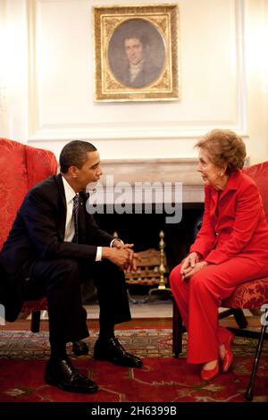 Il presidente Barack Obama incontra l'ex-Signora Nancy Reagan prima di una cerimonia di firma del disegno di legge nella Casa Bianca per il Ronald Reagan Centennial Commission Act, 2 giugno 2009. Foto Stock