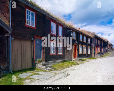 europa,norvegia,provincia di trondelag,röros città mineraria,storiche case in legno dei minatori Foto Stock